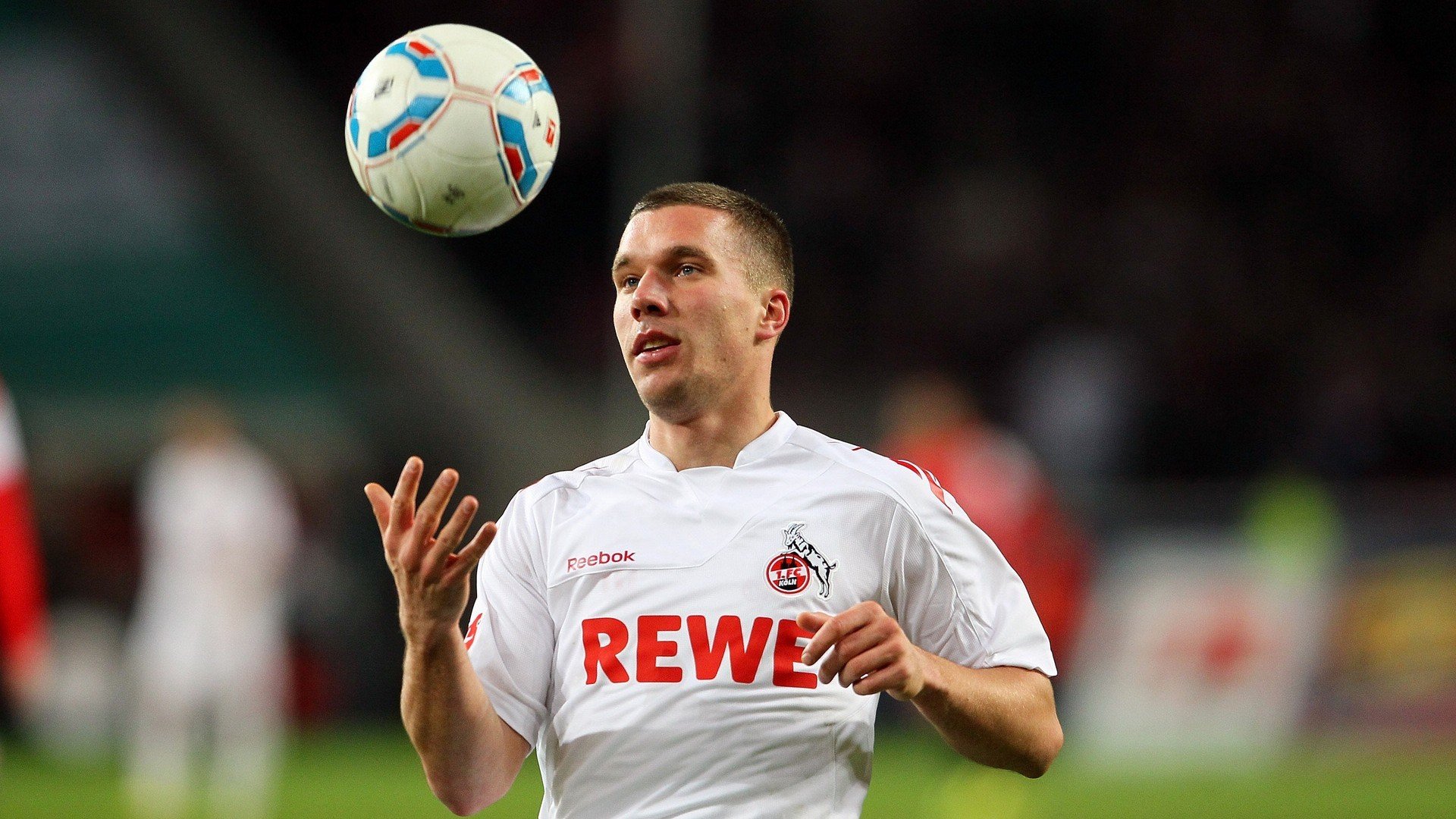 出发弹跳高度与成绩呈正相关,决定弹跳高度的因素